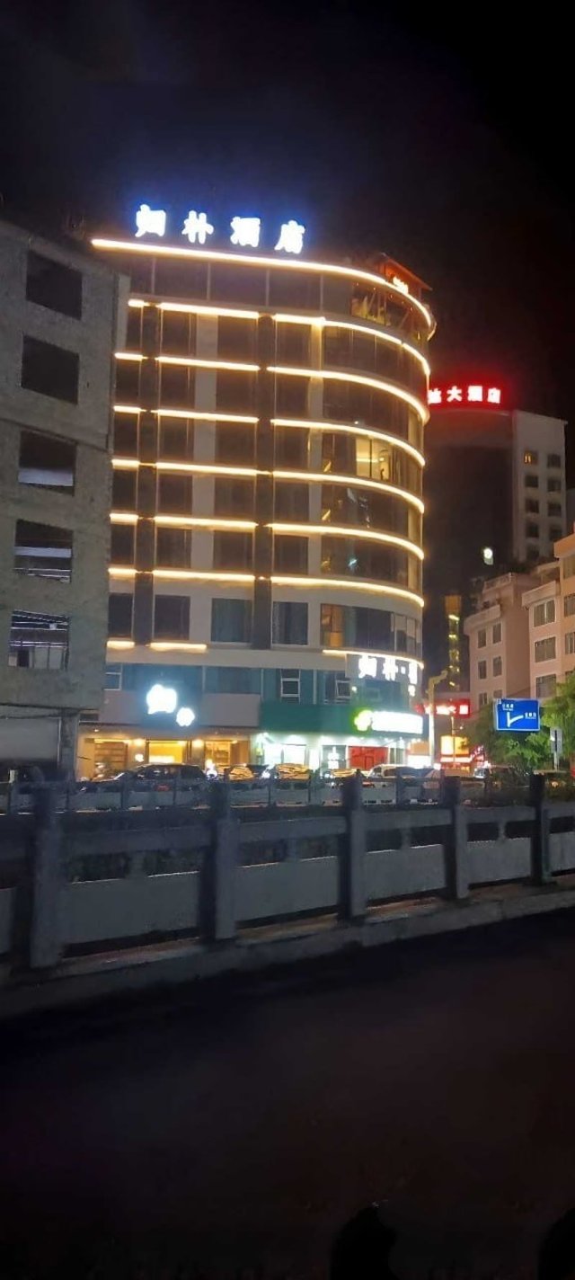 广西巴马归朴酒店上演尴尬一幕视频！忘拉窗帘引来路人围观